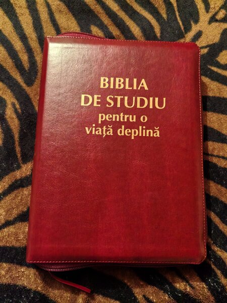 Vand aceste 3 Biblii noi, negociez si pretul, daca doriti ma puteti suna.